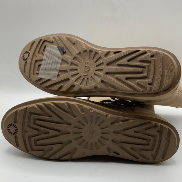 UGG Classic Berge Short Sheepskin Waterproof Boot - Picture 5 of 8